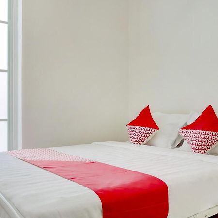 Hotel O Panakkukang Near Mall Panakkukang Formerly Golden White House Μακασάρ Εξωτερικό φωτογραφία