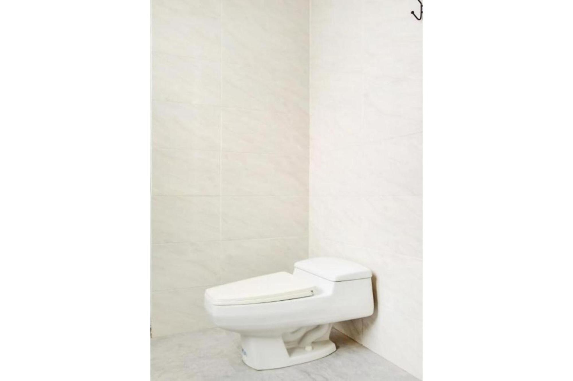 Hotel O Panakkukang Near Mall Panakkukang Formerly Golden White House Μακασάρ Εξωτερικό φωτογραφία