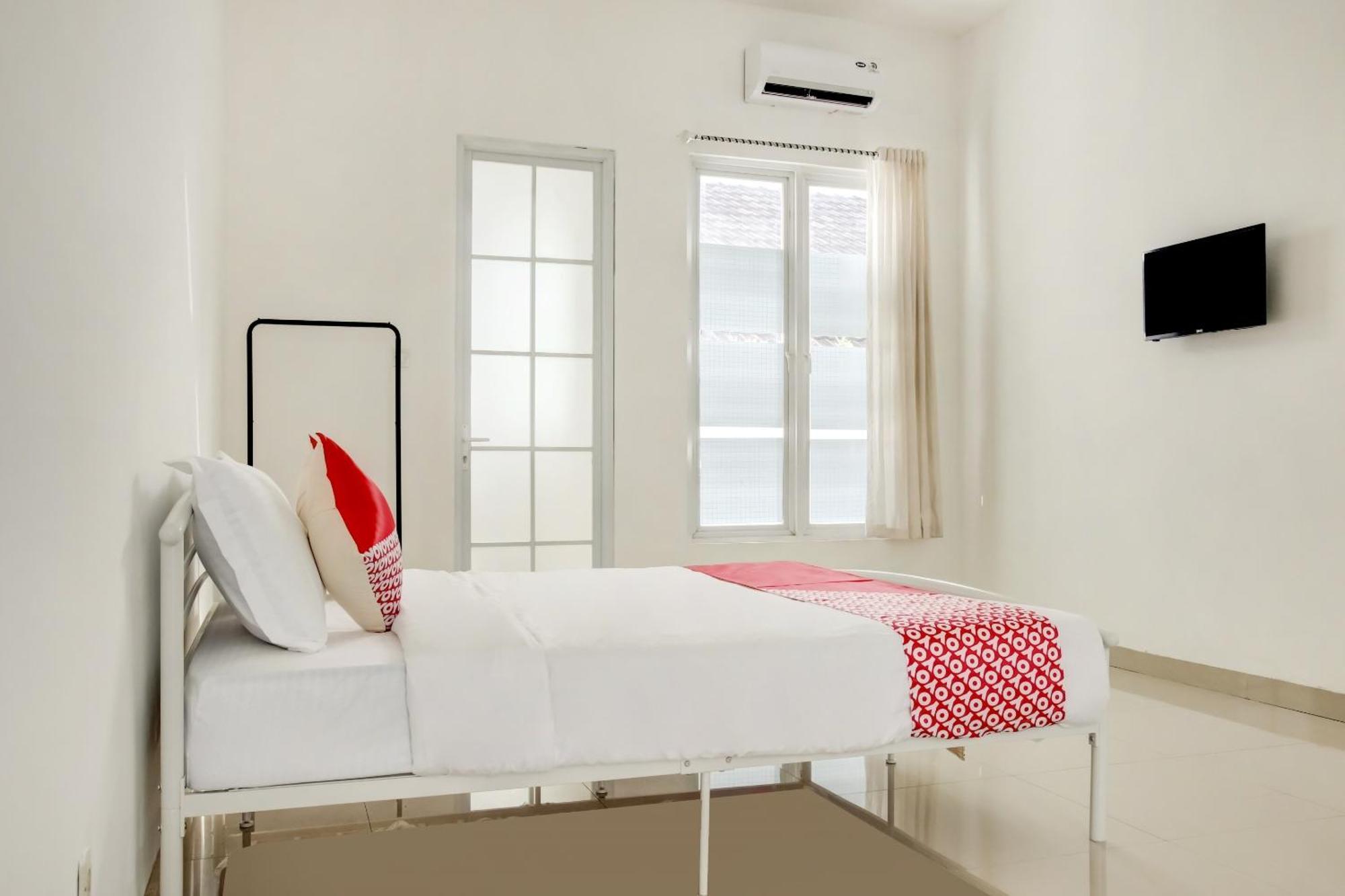 Hotel O Panakkukang Near Mall Panakkukang Formerly Golden White House Μακασάρ Εξωτερικό φωτογραφία