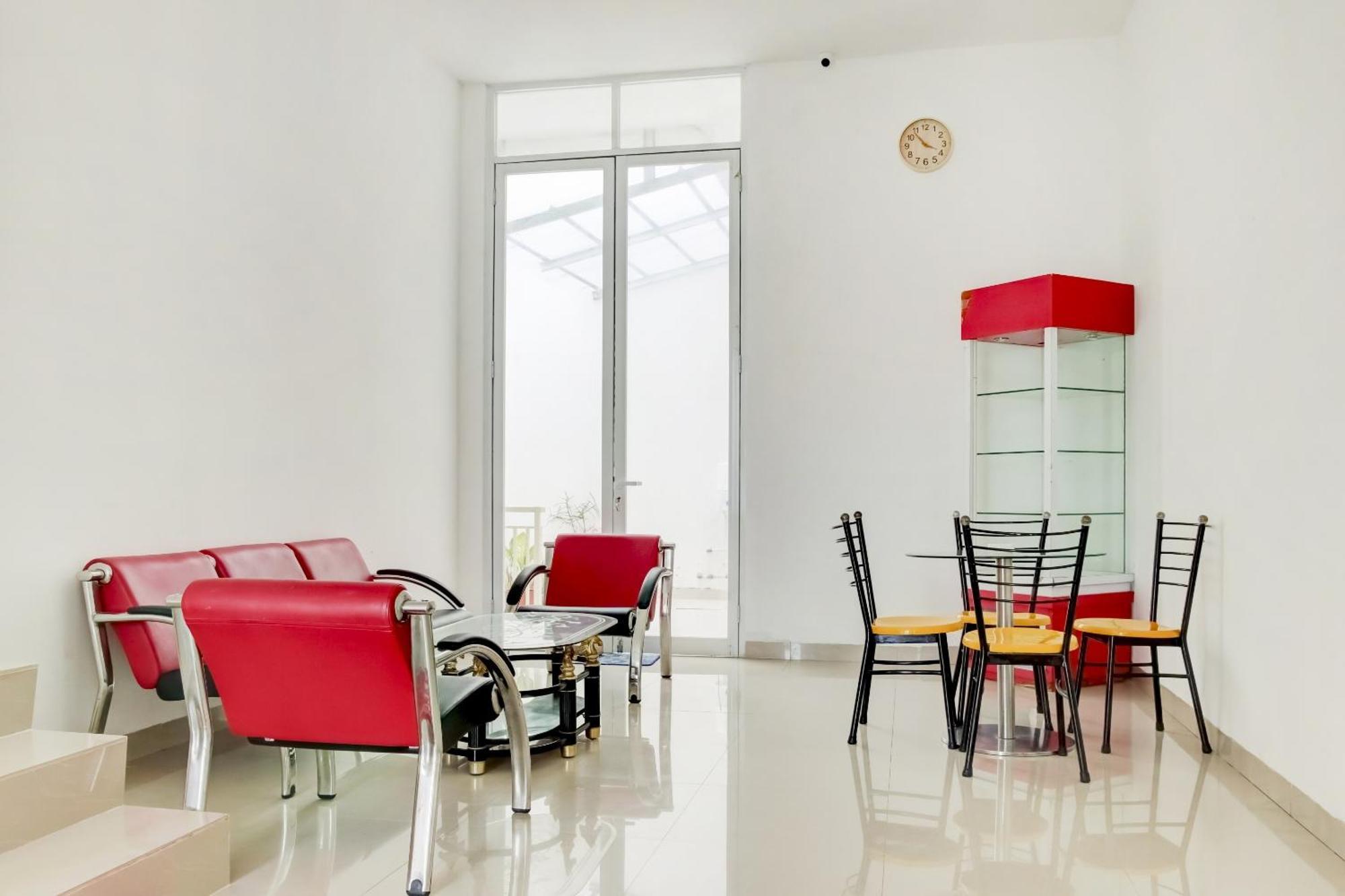 Hotel O Panakkukang Near Mall Panakkukang Formerly Golden White House Μακασάρ Εξωτερικό φωτογραφία